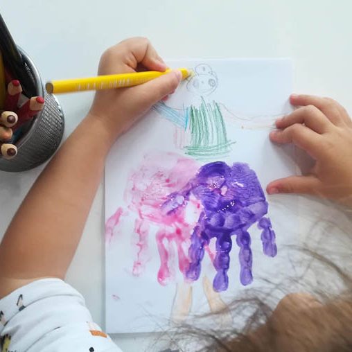 Malo prsti, malo šaka, malo boja, malo traka, eto nama mudrost laka!