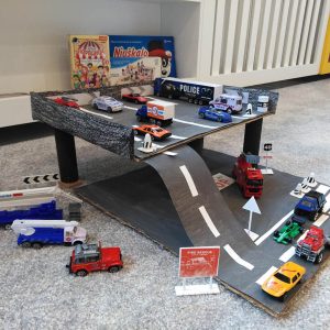 Malo prsti, malo šaka, malo boja, malo traka, eto nama mudrost laka!